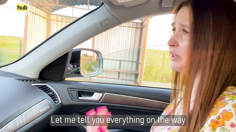 Русская мачеха после ссоры с мужем трахается в машине с молодым пасынком