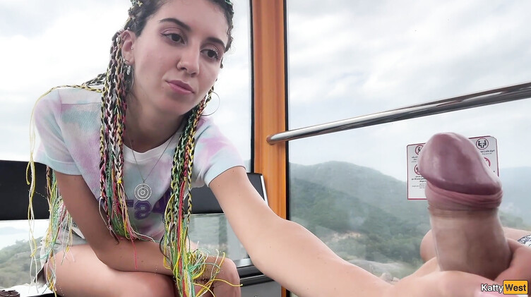 Подрочила незнакомцу и словила сперму ртом на колесе обозрения