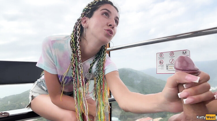 Подрочила незнакомцу и словила сперму ртом на колесе обозрения