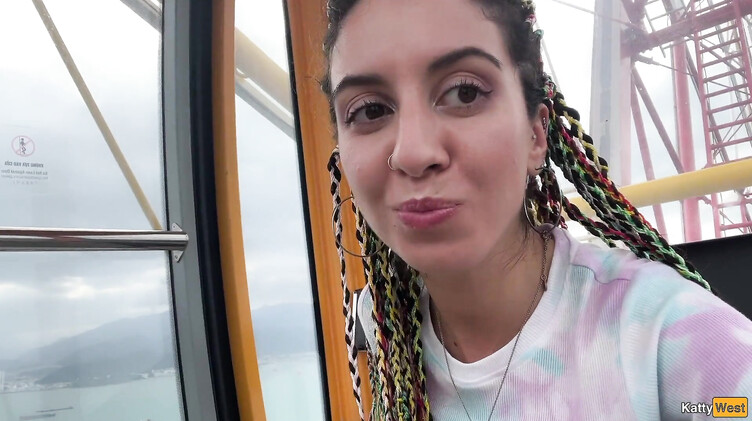 Подрочила незнакомцу и словила сперму ртом на колесе обозрения