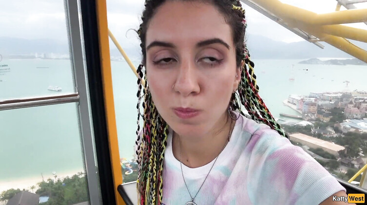 Подрочила незнакомцу и словила сперму ртом на колесе обозрения