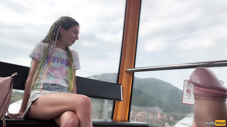 Подрочила незнакомцу и словила сперму ртом на колесе обозрения