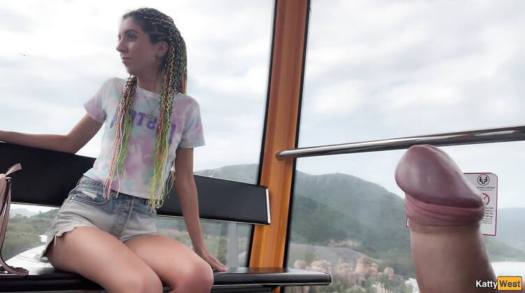 Подрочила незнакомцу и словила сперму ртом на колесе обозрения