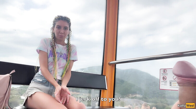 Подрочила незнакомцу и словила сперму ртом на колесе обозрения