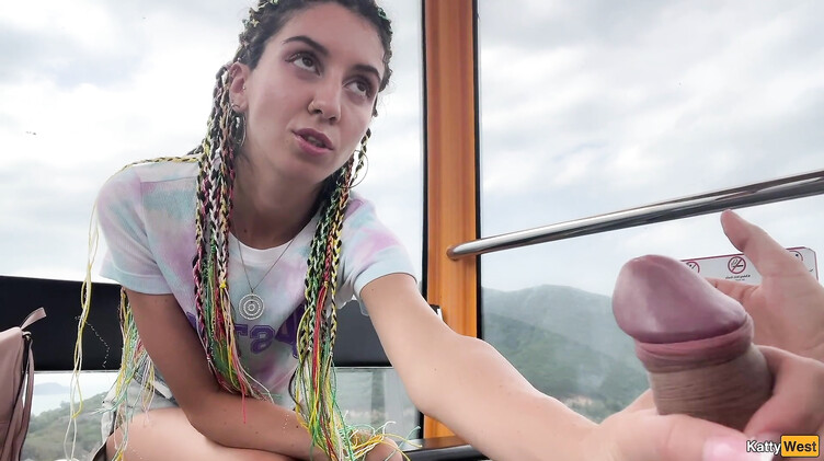 Подрочила незнакомцу и словила сперму ртом на колесе обозрения