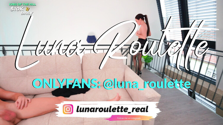 Служанка выплевывает сперму на буфера после прожарки киски