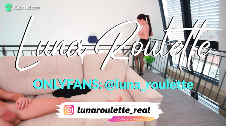 Служанка выплевывает сперму на буфера после прожарки киски