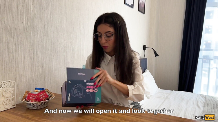 В очках: Девушка сексолог учит клиента анальному сексу с практикой