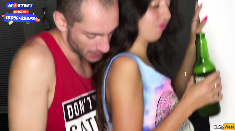 Пьяненькая Кэтти Вест трахается на вечеринке с ненасытным любовником