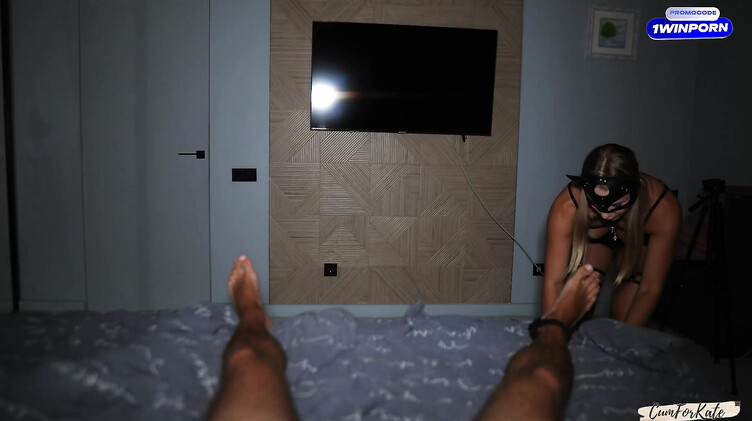 Шлюховатая фанатка БДСМ сосет член связанного парня своей подружки