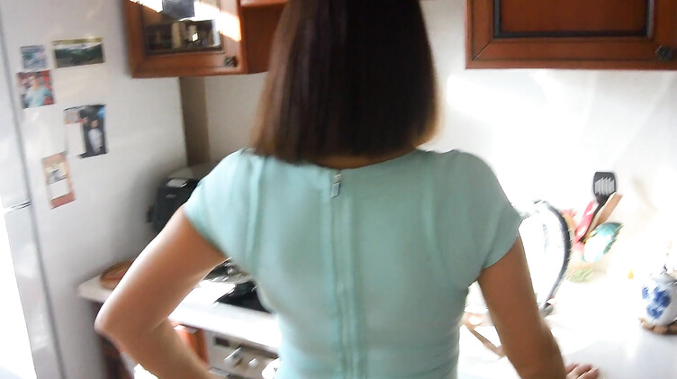 Домохозяйки: Секретный ингредиент: сосед кормит Алину омлетом со спермой