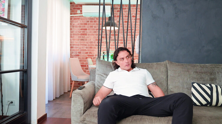 Мачеха и пасынок: Красивая мачеха застукала пасынка за дрочкой член и отдалась ему