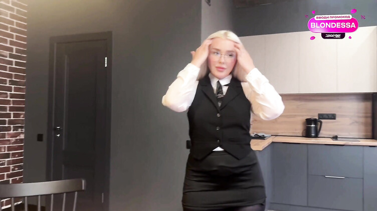 Парень спас от увольнения маму девушки и она отблагодарила сексом на кровати