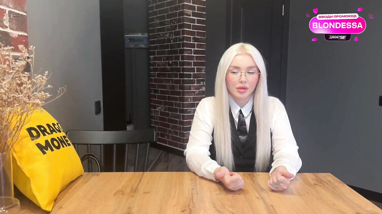 Парень спас от увольнения маму девушки и она отблагодарила сексом на кровати