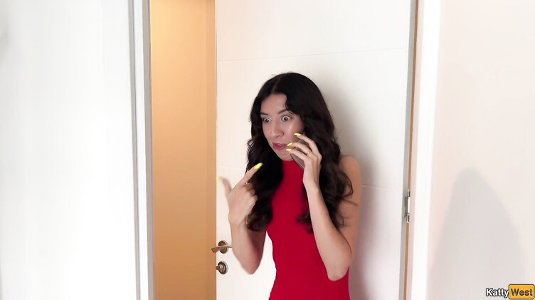 Катя говорит с мужем по телефону во время измены