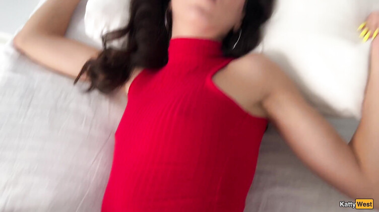 Катя говорит с мужем по телефону во время измены