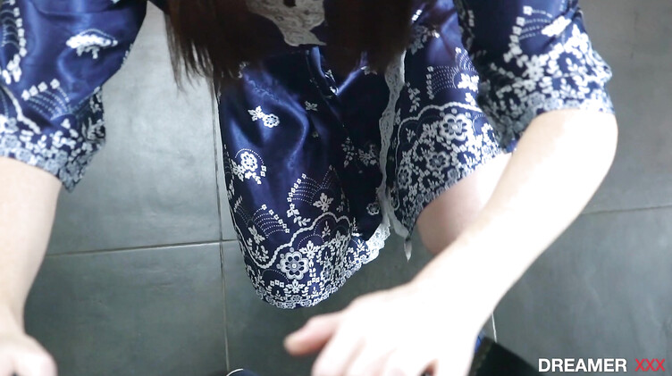 Луна Рулет облизывает болт курьера и глотает его сперму