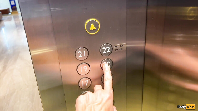 С разговорами: Консьержка отеля за деньги отсосала и чпокнулась с клиентом