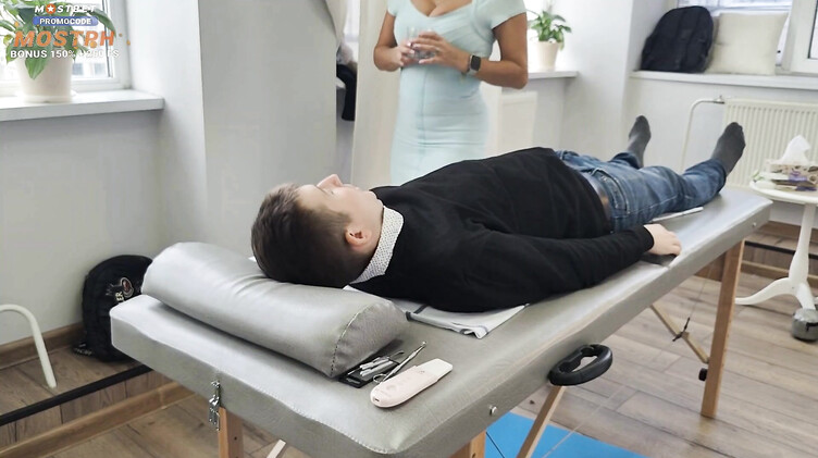 Молодой парень трахает зрелую маму друга в спа-салоне