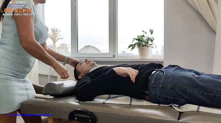 Молодой парень трахает зрелую маму друга в спа-салоне