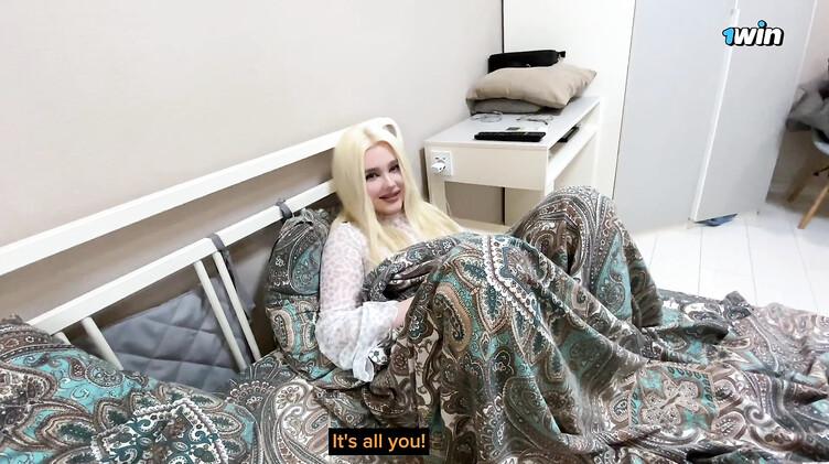 Блондинка с большой жопой трахается с другом пока муж на работе