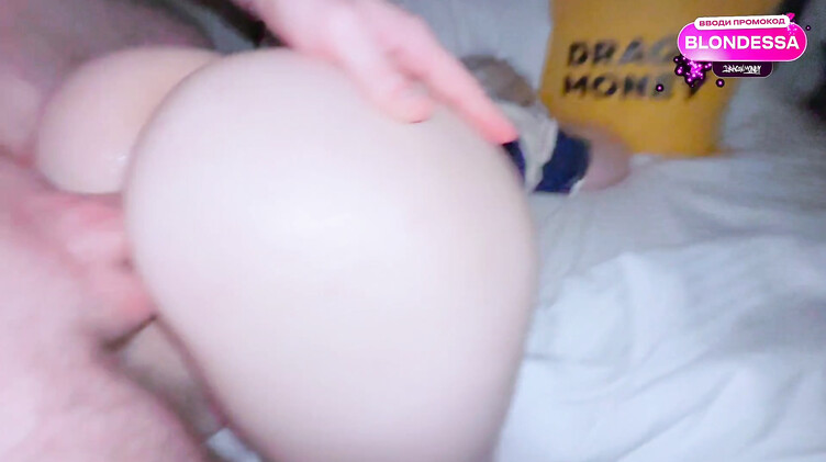 Мачеха и пасынок: Русская мачеха с большой жопой трахается на кровати с пасынком