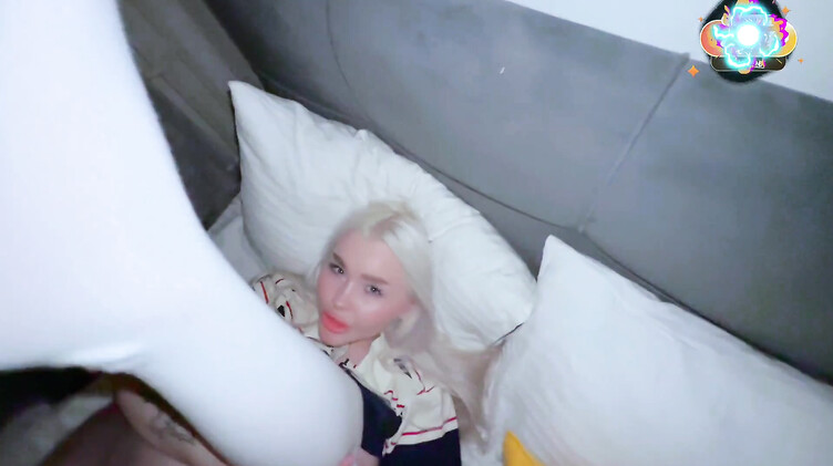 Русская мачеха с большой жопой трахается на кровати с пасынком