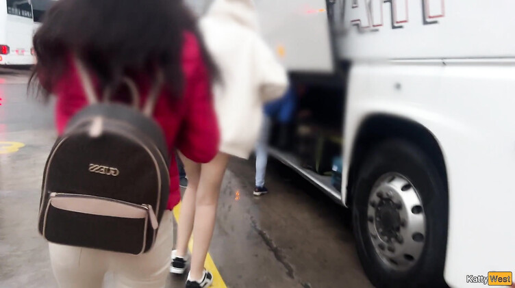 Дрочит и сосет член незнакомцу в рейсовом автобусе