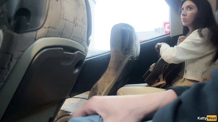 Дрочит и сосет член незнакомцу в рейсовом автобусе