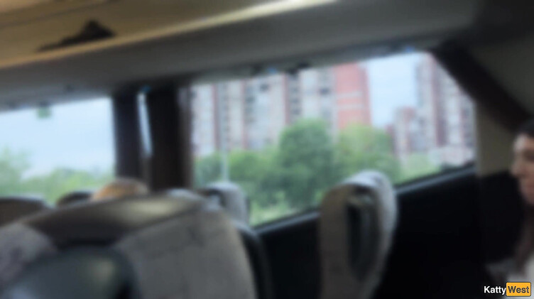 Дрочит и сосет член незнакомцу в рейсовом автобусе