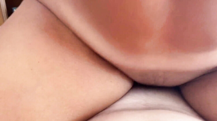 Трахает мачеху на отдыхе перед приездом отца