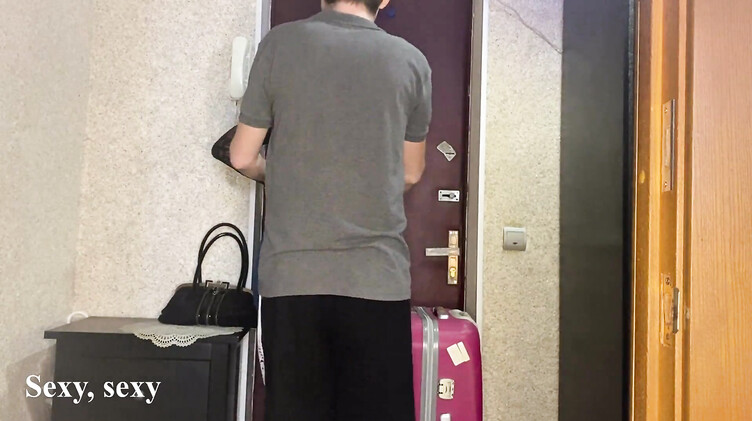 Стоны: Зрелая русская мачеха вернулась из отпуска и сразу ебется с пасынком