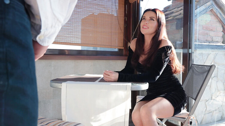 Сексуальная милфа трахается в кафе с другом сына официантом