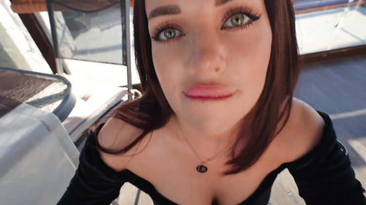 Сексуальная милфа трахается в кафе с другом сына официантом