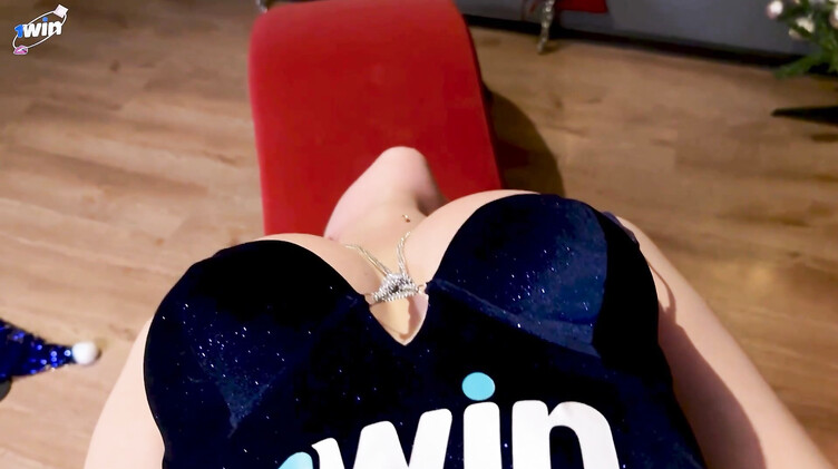 Новогодний подарок для мамы друга! Отшлепал прикованную паддлом и трахнул