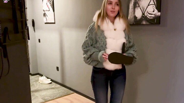 Порка: Новогодний подарок для мамы друга! Отшлепал прикованную паддлом и трахнул