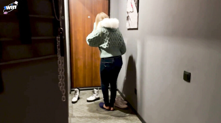 Новогодний подарок для мамы друга! Отшлепал прикованную паддлом и трахнул