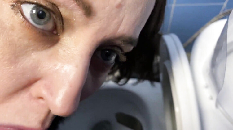 Публичное порно с Алиной Тумановой на трассе и в туалете торгового центра