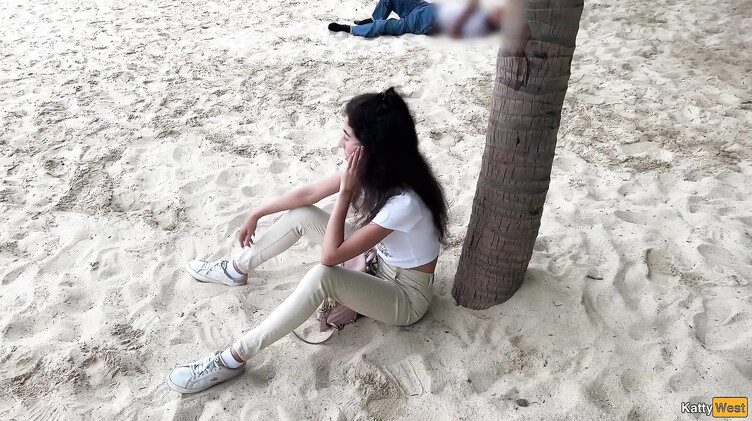 Отдыхающая в Турции брюнетка ебется с незнакомцем пока пьяный муж спит