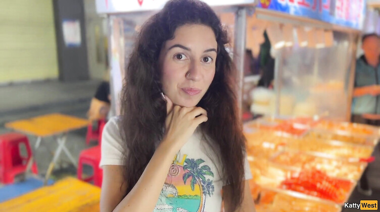 Отдыхающая в Турции брюнетка ебется с незнакомцем пока пьяный муж спит