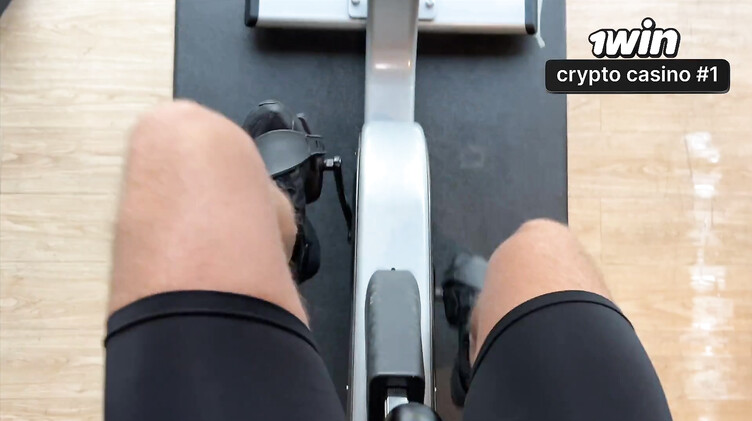 Сперма на сиськах: Перепихон с телкой в брекетах в туалете спортзала