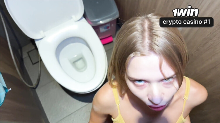 Перепихон с телкой в брекетах в туалете спортзала