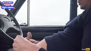 извращенец дрочит хуй в своей машине