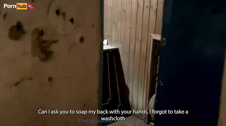 Жопастая русская милфа трахается в бане с пасынком после рыбалки на озере