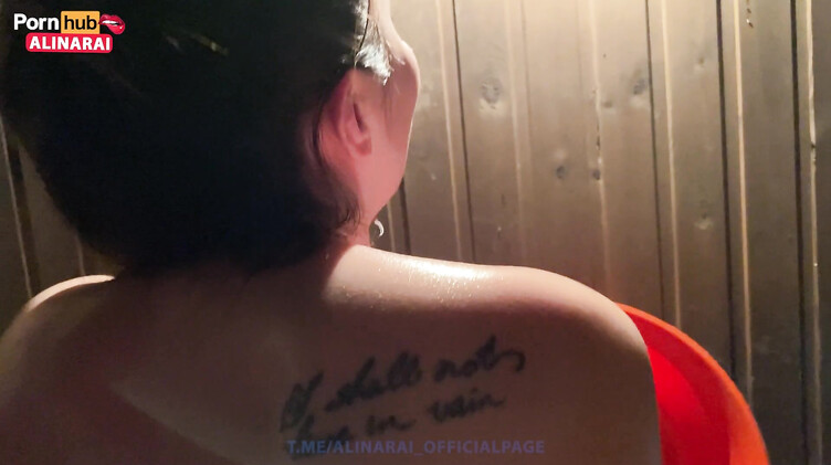 Жопастая русская милфа трахается в бане с пасынком после рыбалки на озере