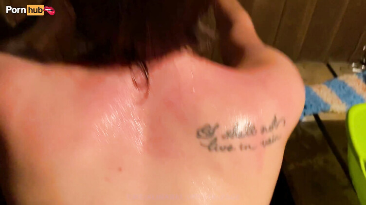 Жопастая русская милфа трахается в бане с пасынком после рыбалки на озере