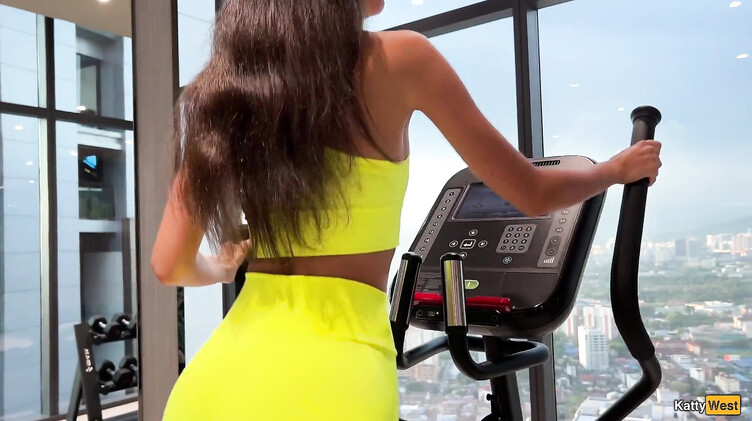 Тренер чпокает спортсменку после тренировки и заливает лицо спермой