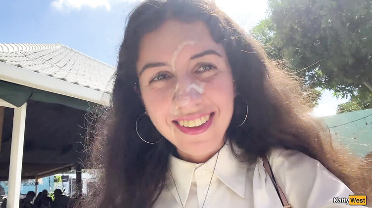 Кушает в ресторане со спермой на лице после отсоса в туалете