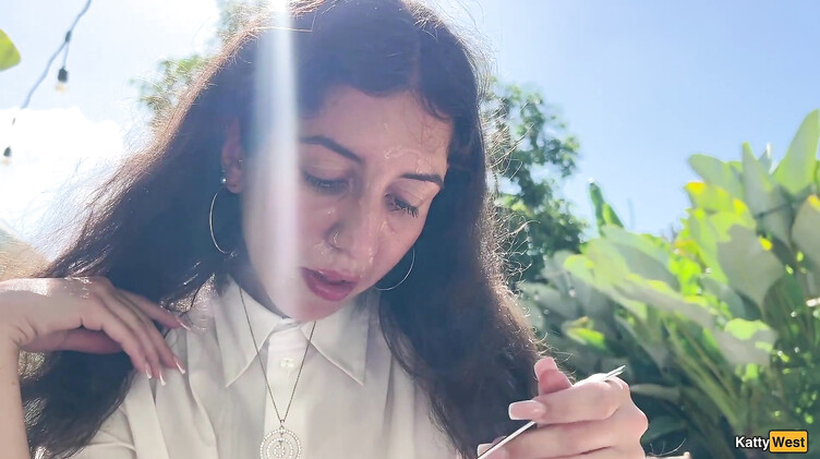 Кушает в ресторане со спермой на лице после отсоса в туалете