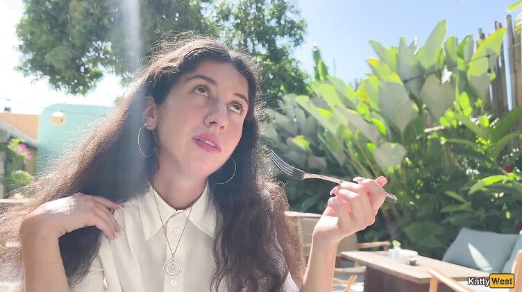 Кушает в ресторане со спермой на лице после отсоса в туалете